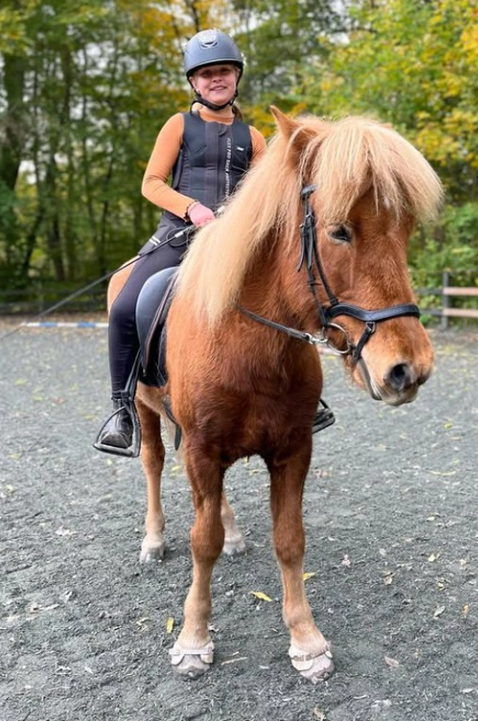 Pige på hest