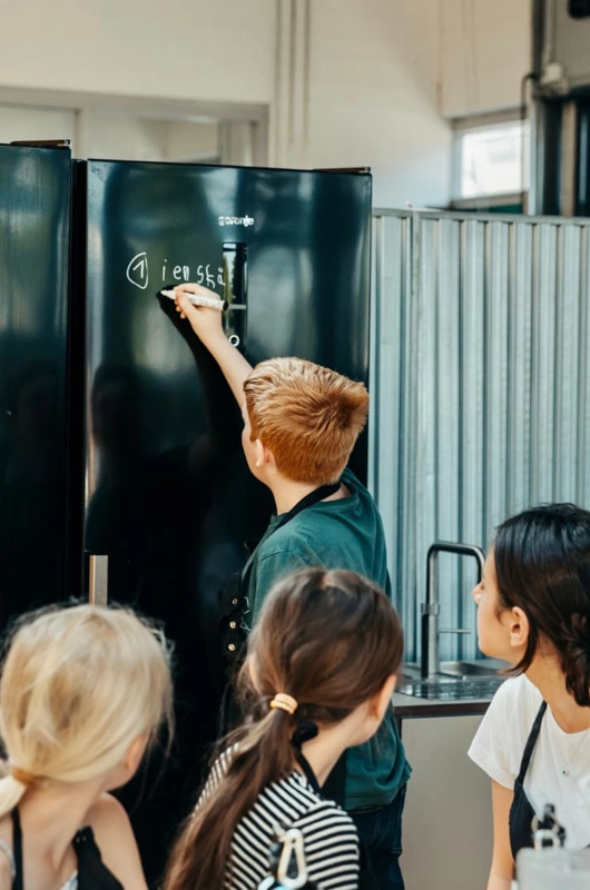 Børn der skriver på tavle